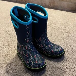 Bogs girls snow boots size 4, dogs and cats pattern, navy blue. Like new!